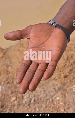 Geographie/Reisen, Sierra Leone, Diamond in der Hand eines Diamanten Jäger, in der Nähe Koidu, Kono Distrikt, der östlichen Provinz, Additional-Rights - Clearance-Info - Not-Available Stockfoto