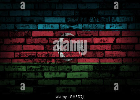 dunklen Ziegel Wand Backround oder Textur mit blending Aserbaidschan Fahne Stockfoto