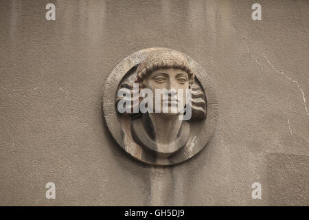 Weiblichen Maskaron über Riva House in Milady Horakove Straße im Stadtteil Holešovice in Prag, Tschechien. Die Riva House von tschechischen Architekten entworfen wurde Bohumir Kozak 1915-1916 gebaut. Stockfoto