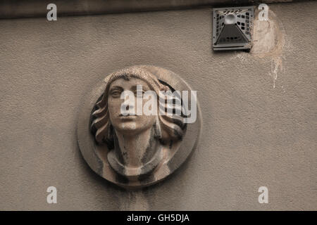 Weiblichen Maskaron über Riva House in Milady Horakove Straße im Stadtteil Holešovice in Prag, Tschechien. Die Riva House von tschechischen Architekten entworfen wurde Bohumir Kozak 1915-1916 gebaut. Stockfoto
