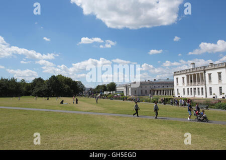 Menschen genießen den Sommer warmes Wetter im Greenwich Park, Süd-Ost-London, England, UK Stockfoto