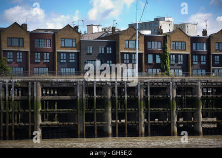 Riverside Leben an den Ufern der Themse, in der Nähe von Wapping, East London, England, UK Stockfoto