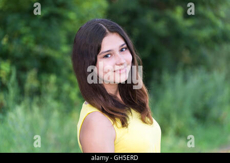 Porträt von Mädchen mit dunklen Haaren auf die Natur Stockfoto