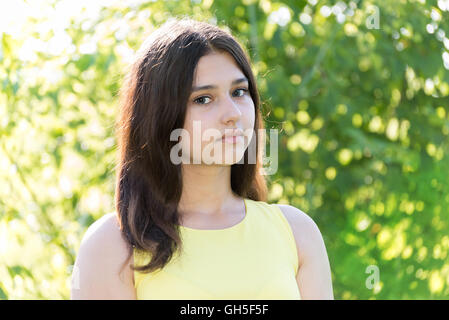 Porträt eines 14-jährigen Mädchens im Freien an einem sonnigen Tag Stockfoto