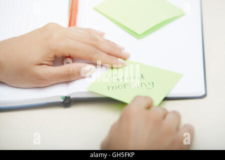 Hände halten klebrige Stelle mit guten Morgen text Stockfoto