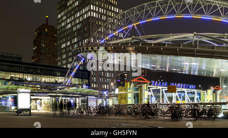 Rotterdam Metro-Station in der Nacht in ein Licht der Neonröhren. Stockfoto