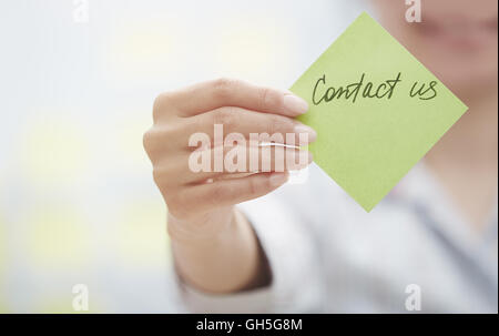 Frau mit klebrigen Hinweis Kontakt uns Stockfoto