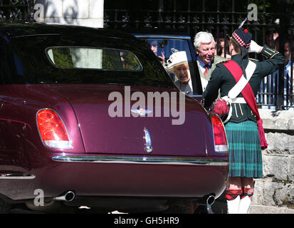 Königin Elizabeth II fährt nach der Inspektion 2. Bataillon Royal Highland Fusiliers The Royal Regiment of Scotland, da sie Sommerresidenz im Balmoral aufnimmt. Stockfoto