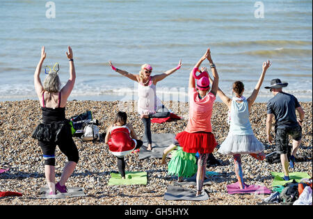 Yoga-Kurs am Strand Brighton UK Stockfoto