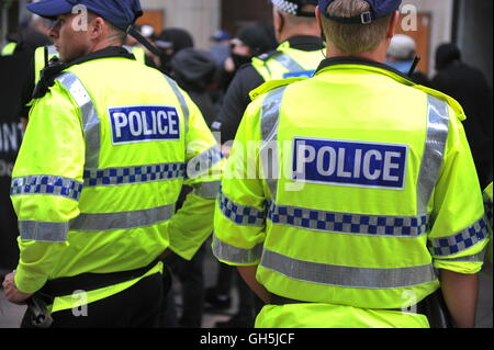 Mitglieder des Arbeitskreises Nottingham Antifaschismus werden von der Polizei abgesperrt, wie Demonstranten von der rechtsextremen Gruppe EDL (English Defence League) in der Stadt von Nottingham sammeln. Nottinghamshire Polizei abgesperrten Straßen der Stadt-Zentrum als Gruppe fanden ihren Weg von Schloss Wharf in die Innenstadt. Stockfoto