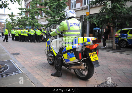 Mitglieder des Arbeitskreises Nottingham Antifaschismus werden von der Polizei abgesperrt, wie Demonstranten von der rechtsextremen Gruppe EDL (English Defence League) in der Stadt von Nottingham sammeln. Nottinghamshire Polizei abgesperrten Straßen der Stadt-Zentrum als Gruppe fanden ihren Weg von Schloss Wharf in die Innenstadt. Stockfoto