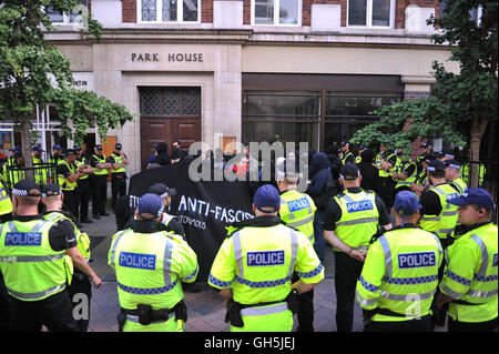 Mitglieder des Arbeitskreises Nottingham Antifaschismus werden von der Polizei abgesperrt, wie Demonstranten von der rechtsextremen Gruppe EDL (English Defence League) in der Stadt von Nottingham sammeln. Nottinghamshire Polizei abgesperrten Straßen der Stadt-Zentrum als Gruppe fanden ihren Weg von Schloss Wharf in die Innenstadt. Stockfoto