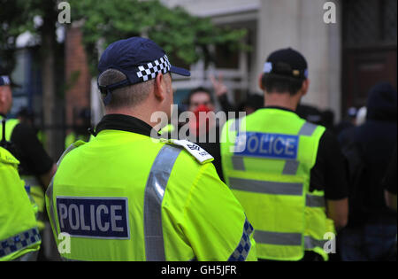 Mitglieder des Arbeitskreises Nottingham Antifaschismus werden von der Polizei abgesperrt, wie Demonstranten von der rechtsextremen Gruppe EDL (English Defence League) in der Stadt von Nottingham sammeln. Nottinghamshire Polizei abgesperrten Straßen der Stadt-Zentrum als Gruppe fanden ihren Weg von Schloss Wharf in die Innenstadt. Stockfoto