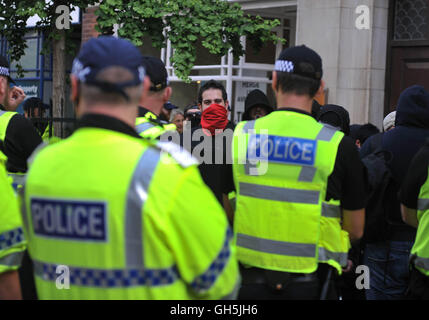 Mitglieder des Arbeitskreises Nottingham Antifaschismus werden von der Polizei abgesperrt, wie Demonstranten von der rechtsextremen Gruppe EDL (English Defence League) in der Stadt von Nottingham sammeln. Nottinghamshire Polizei abgesperrten Straßen der Stadt-Zentrum als Gruppe fanden ihren Weg von Schloss Wharf in die Innenstadt. Stockfoto