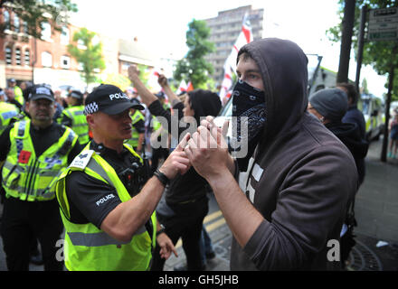 Mitglieder des Arbeitskreises Nottingham Antifaschismus werden von der Polizei abgesperrt, wie Demonstranten von der rechtsextremen Gruppe EDL (English Defence League) in der Stadt von Nottingham sammeln. Nottinghamshire Polizei abgesperrten Straßen der Stadt-Zentrum als Gruppe fanden ihren Weg von Schloss Wharf in die Innenstadt. Stockfoto