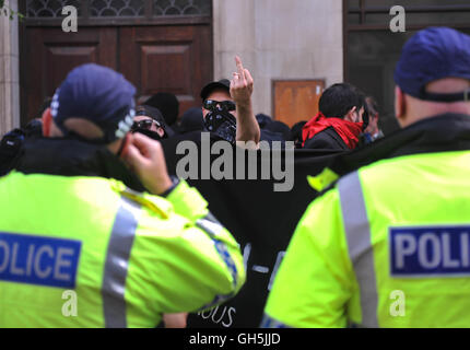 Editoren Hinweis Geste Mitglieder des Arbeitskreises Nottingham Antifaschismus sind von der Polizei abgesperrt, wie Demonstranten von der rechtsextremen Gruppe EDL (English Defence League) in der Stadt von Nottingham sammeln. Nottinghamshire Polizei abgesperrten Straßen der Stadt-Zentrum als Gruppe fanden ihren Weg von Schloss Wharf in die Innenstadt. Stockfoto