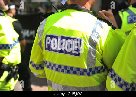 Mitglieder des Arbeitskreises Nottingham Antifaschismus werden von der Polizei abgesperrt, wie Demonstranten von der rechtsextremen Gruppe EDL (English Defence League) in der Stadt von Nottingham sammeln. Nottinghamshire Polizei abgesperrten Straßen der Stadt-Zentrum als Gruppe fanden ihren Weg von Schloss Wharf in die Innenstadt. Stockfoto