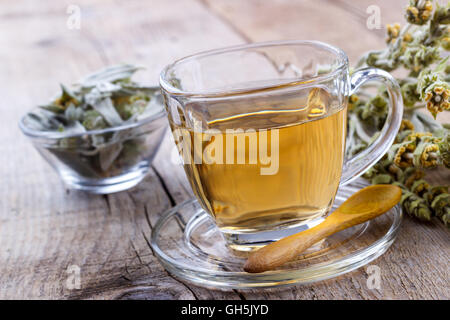 Bergtee. Sideritis Kräutertee und Blumen auf hölzernen Hintergrund, selektiven Fokus Stockfoto