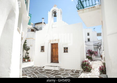 Weiße griechische Kirche im Dorf Lefkes auf Paros, Griechenland Stockfoto