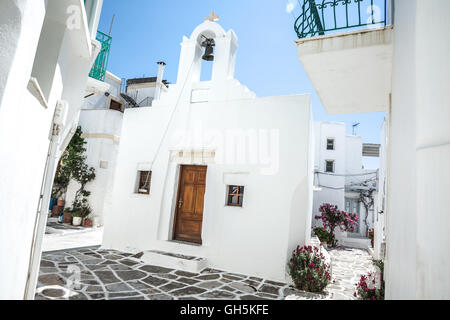 Weiße griechische Kirche im Dorf Lefkes auf Paros, Griechenland Stockfoto