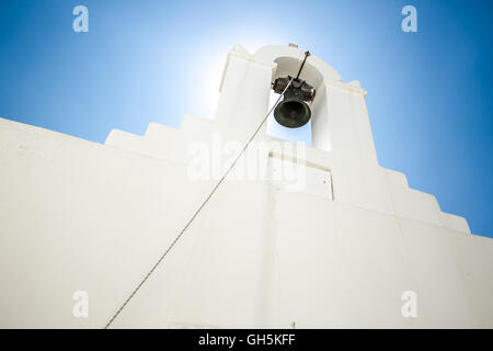 Weiße griechische Kirche im Dorf Lefkes auf Paros, Griechenland Stockfoto