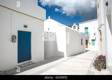 Weiße griechische Kirche im Dorf Lefkes auf Paros, Griechenland Stockfoto
