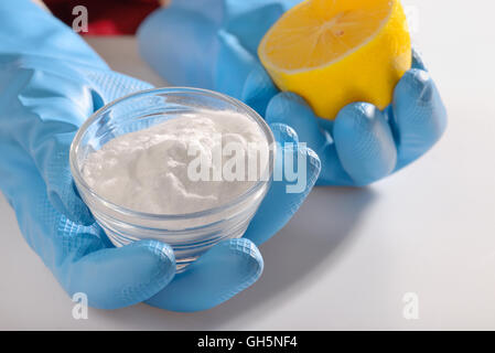 Reinigung von Werkzeugen und Natriumbicarbonat für Hausreinigung Stockfoto