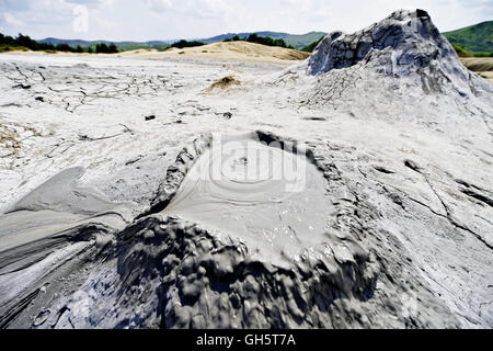 Landschaft mit Schlammvulkane auch bekannt als Schlamm Kuppeln durchbrechenden im Sommer Stockfoto