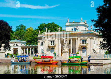 Stawy Lazienkowskie canal vor Palast auf dem Wasser, Lazienki Krolewskie, Lazienki-Park, Warschau, Polen Stockfoto