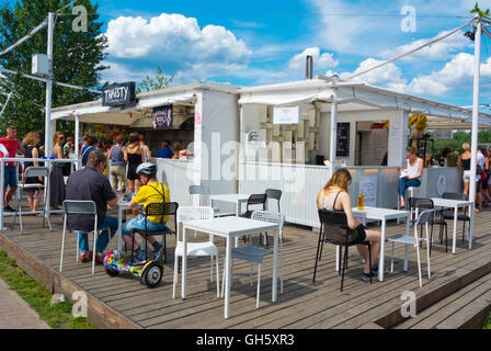 Café bar, Vistula am Flussufer, Bulwar Bohdana Grzymaly-Siedleckiego, Warschau, Polen Stockfoto