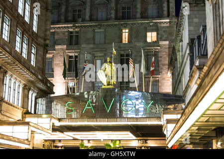 Der Eingang zum Savoy Hotel in Savoy Gericht auf dem Strand in London England Stockfoto