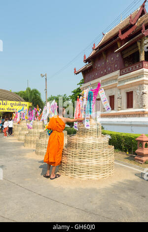 Sand Chedis errichtet in den Tempeln während Songkran Festival, Wat Phra Singh, Chiang Mai, Thailand Stockfoto