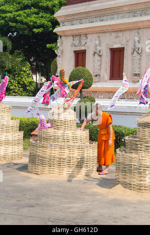 Sand Chedis errichtet in den Tempeln während Songkran Festival, Wat Phra Singh, Chiang Mai, Thailand Stockfoto