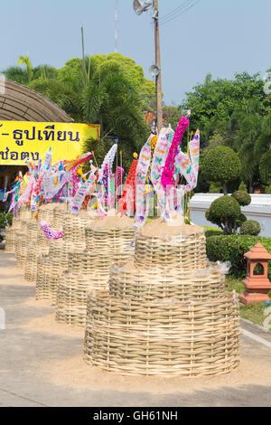 Sand Chedis errichtet in den Tempeln während Songkran Festival, Wat Phra Singh, Chiang Mai, Thailand Stockfoto