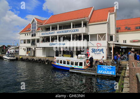 Waterside Gebäude und Boote Vågen Hafen, Fischmarkt Torget, Bergen, Norwegen Stockfoto