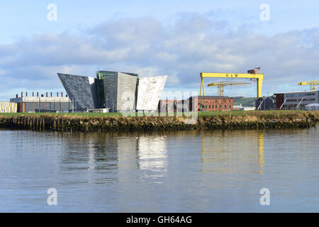 Blick auf das Titanic-Gebäude mit den Harland- und Wolff-Kranen, Belfast Stockfoto