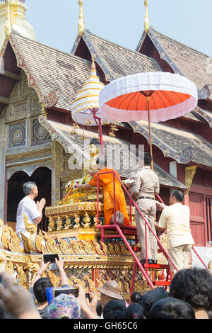 Worshippers während Songkran Zahlen Ehrerbietung und Spritzwasser auf die Buddha-Statue im Wat Phra Singh in Chiang Mai, Thailand Stockfoto