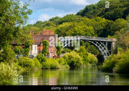 Touristen auf der eisernen Brücke über den Fluss Severn bei Ironbridge in Shropshire, England, Vereinigtes Königreich. Stockfoto