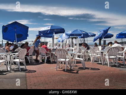 Burlington, Vermont, USA. Juli 24,2016. Outdoor-Bar und Café am Ufer des Lake Champlain Stockfoto