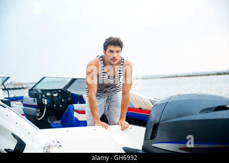 Junger Seemann Mann in seinem Motorboot Stockfoto