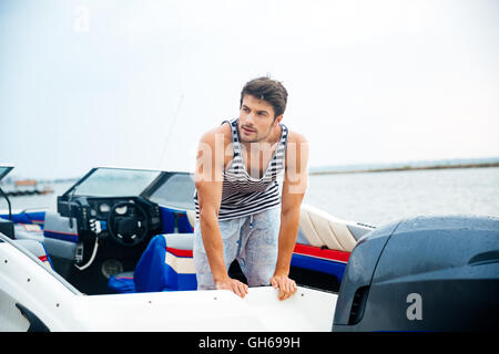 Junger Seemann Mann in seinem Motorboot Stockfoto