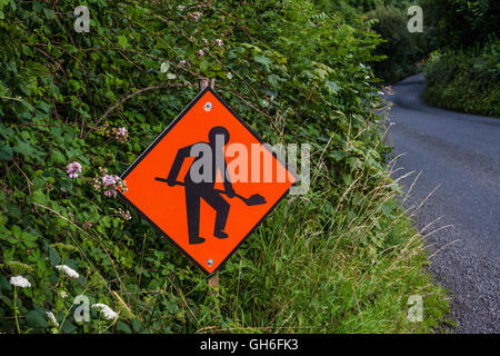 Baustellen-Schild, Country Lane, County Limerick, Irland Stockfoto