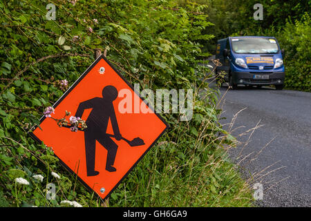 Baustellen-Schild, Country Lane, County Limerick, Irland Stockfoto