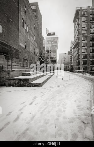 Schwarz und weiß Winter Blick auf die High Line mit Schnee bedeckt. Chelsea in Manhattan, New York City. Stockfoto