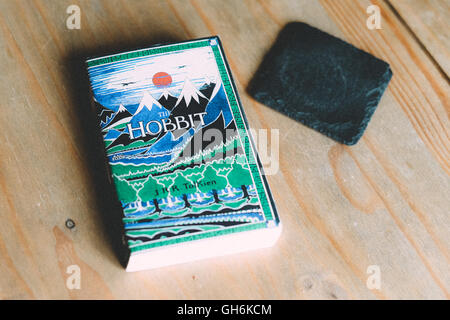 Der Hobbit von JRR Tolkien Buchcover auf einem Couchtisch. Stockfoto