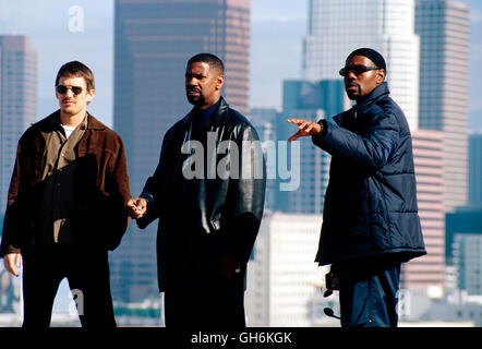 TRAINING DAY / Training Day USA 2001 / Antoine Fuqua In den Stadtzentren Amerikas Herrscht Krieg Zwischen Dern Bewohnern, Höhle Drogendealern Und Jenen, Die Einen Vor Den Anderen Schützen - der Polizei sterben. Detective Sergeant Alonzo Harris (DENZEL WASHINGTON) Hat in 13 Jahren Drogendezernat Fragwürdige Methoden Entwickelt, Bei Denen Man Legalität Und Korruption Nicht Mehr Voneinander Trennen Kann. Detective Harris Nimmt Den Idealistischen zwar Jake Hoyt (ETHAN HAWKE) Unter Seine Fittiche. In 24 Stunden Verirrt Sich Jake Immer Mehr in Dem nun Labyrinth, Das Mit Seiner GDE Alonzo Stockfoto