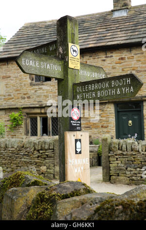 Die öffentlichen Wanderweg-Zeichen zeigt den Beginn der Pennine Way in Edale, Derbyshire, England, UK Stockfoto