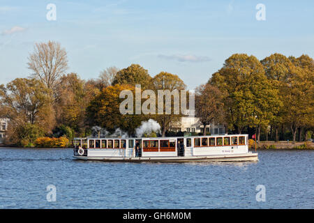 Historische Dampferfahrt auf der Außenalster in hamburg Stockfoto