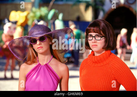 SCOOBY - DOO / Scooby - Doo USA 2002 / Raja Gosnell Daphne (SARAH MICHELLE GELLAR), Velma (LINDA CARDELLINI) Regie: Raja Gosnell aka. Scooby - Doo Stockfoto