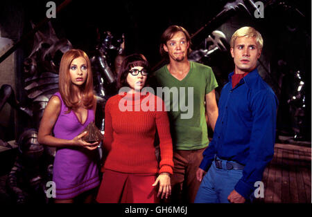SCOOBY - DOO / Scooby - Doo USA 2002 / Raja Gosnell Daphne (SARAH MICHELLE GELLAR), Velma (LINDA CARDELLINI), Shaggy (MATTHEW LILLARD), Fred (FREDDIE PRINZE Jr.) Regie: Raja Gosnell aka. Scooby - Doo Stockfoto